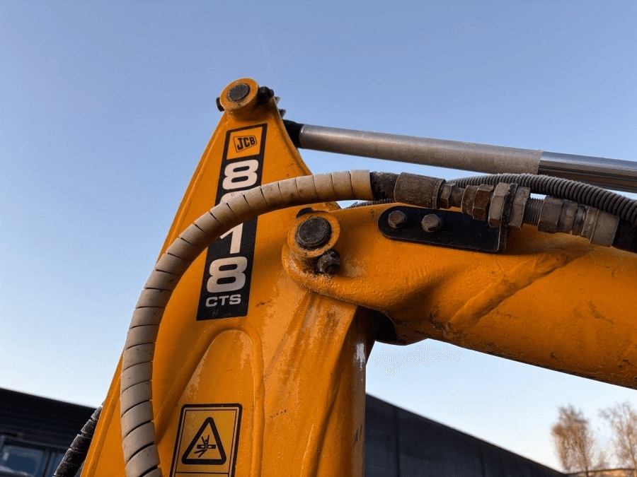 Mini excavator JCB 8018 3 buckets miniatura 2
